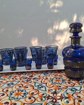 Seti bicchieri e bottiglia vetro colorato.