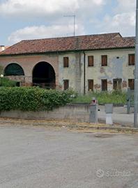Casa colonica con annesso terreno edificabile