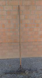 Rastrello grande di ferro con manico di legno