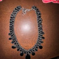 Collana nera con corda e pietre.