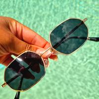 Occhiali da sole da donna eleganti con design geom