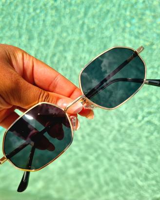 Occhiali da sole da donna eleganti con design geom