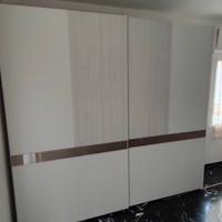 armadio con porte scorrevoli e credenza 