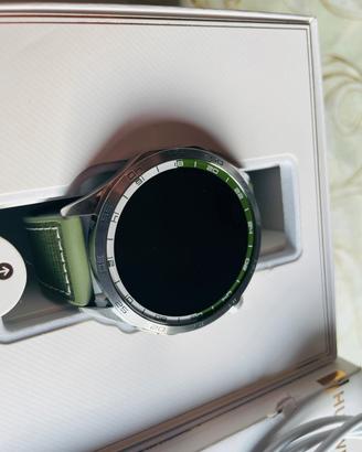 Smartwatch Huawei GT 4. L'orologio è in condizioni