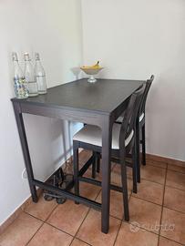 Tavolo con sgabelli alto