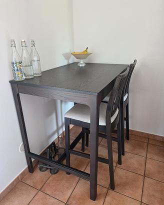 Tavolo con sgabelli alto