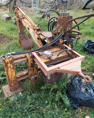 retroescavatore trattore agricolo 