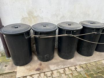 Bidoni in plastica neri