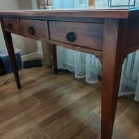 Scrivania classica in legno massello con intarsi d