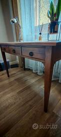 Scrivania classica in legno massello con intarsi d