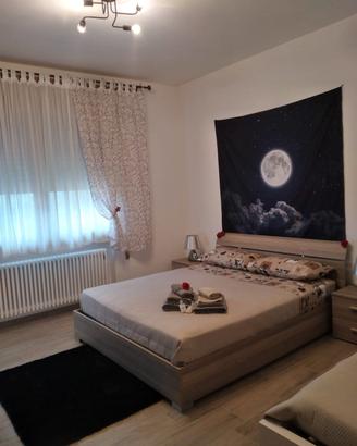 letto matrimoniale con materasso e comodini 