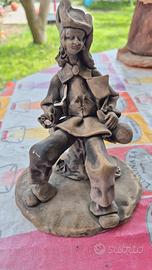 ceramica statuina uomo leggi descrizione