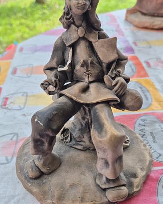 ceramica statuina uomo leggi descrizione