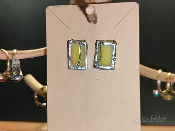Orecchini rettangolari gialli con bordo argento