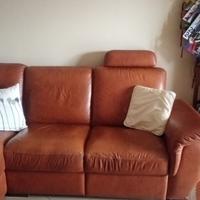 Divano tre posti con sceslong e postazione relax