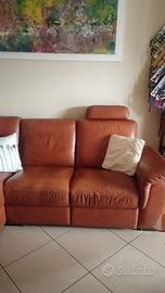 Divano tre posti con sceslong e postazione relax