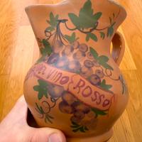 Brocca marrone di ceramica dipinta alta 15,5 cm