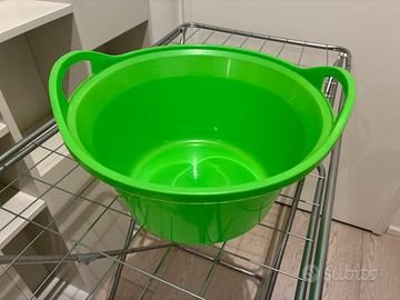 Stendino metallo e bacinella per panni