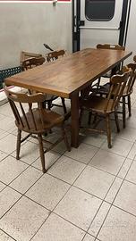 Tavolo in legno massello con 8 sedie