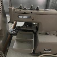 Macchina attaccabottoni Necchi