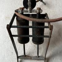 Vecchia pompa ad aria da restaurare .
