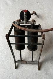 Vecchia pompa ad aria da restaurare .