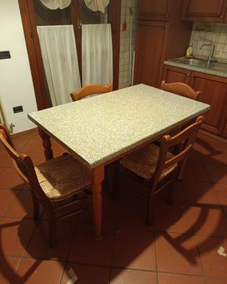 Tavolo con sedie