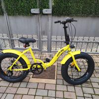 Bicicletta fat gialla pieghevole 