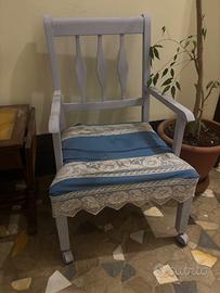 Sedia vintage in legno con braccioli e rotelle