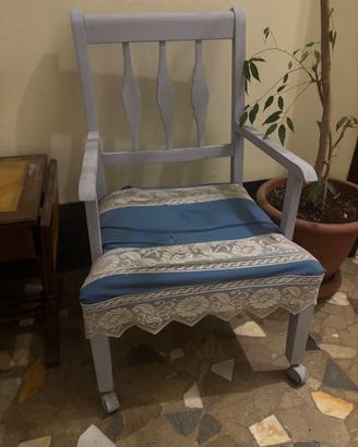 Sedia vintage in legno con braccioli e rotelle