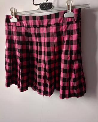 Gonnellina con pieghe a quadretti nero e rosa 
