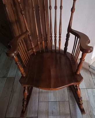 sedia a dondolo vintage in legno massello inrag