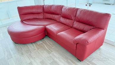 Divano rosso in pelle