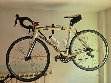 Bici da corsa Bianchi sempre in carbonio