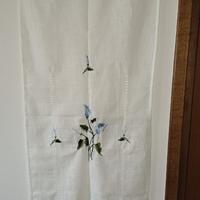 tenda con ricamo e bordo con pizzo