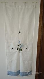 tenda con ricamo e bordo con pizzo