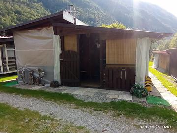 casetta con roulotte annessa 