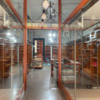 Espositori e camerini e tavoli, arredo per negozi.