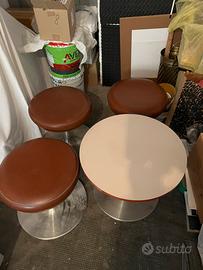 Arredo anni 70, 3 pouf tavolino e divanetto.