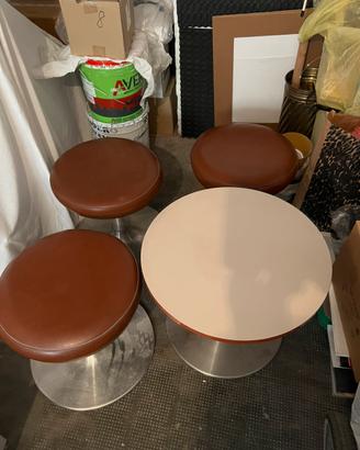 Arredo anni 70, 3 pouf tavolino e divanetto.