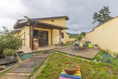 VILLA A SCHIERA D'ANGOLO A ROMA