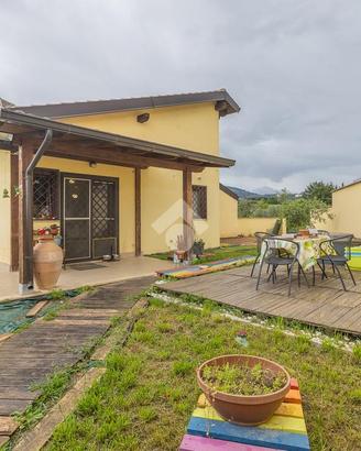 VILLA A SCHIERA D'ANGOLO A ROMA
