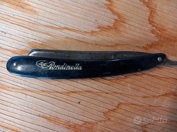 Antico rasoio da barbiere