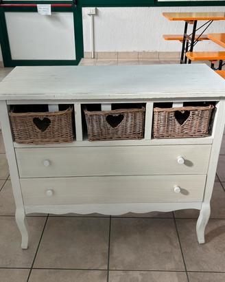 Mobile bianco con cassetti e cestini in vimini
