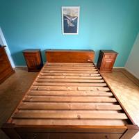 Camera da letto matrimoniale in legno, arte povera