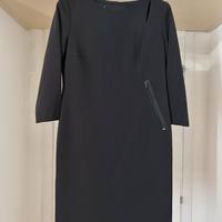 Vestito nero con zip e taglio asimmetrico