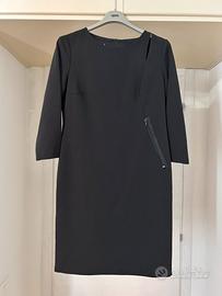 Vestito nero con zip e taglio asimmetrico