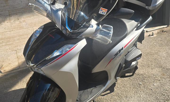 Honda SH 350 Sport con paravento e bauletto