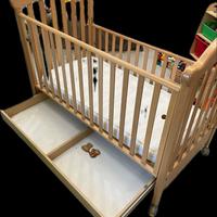 Lettino e materasso per bambini con cassetti, rote