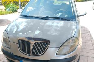 lancia y 